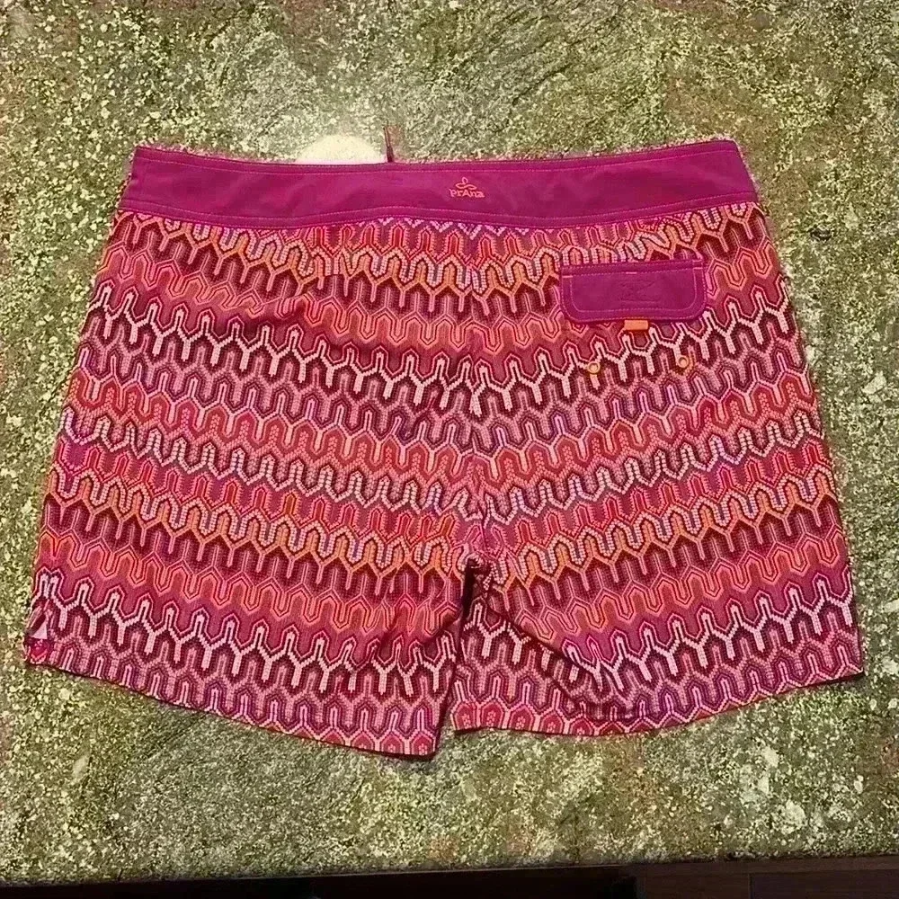 EUC Prana Boardshorts Geometric Abstract Multicolor Women’s Sz L - Picture 2 of 11